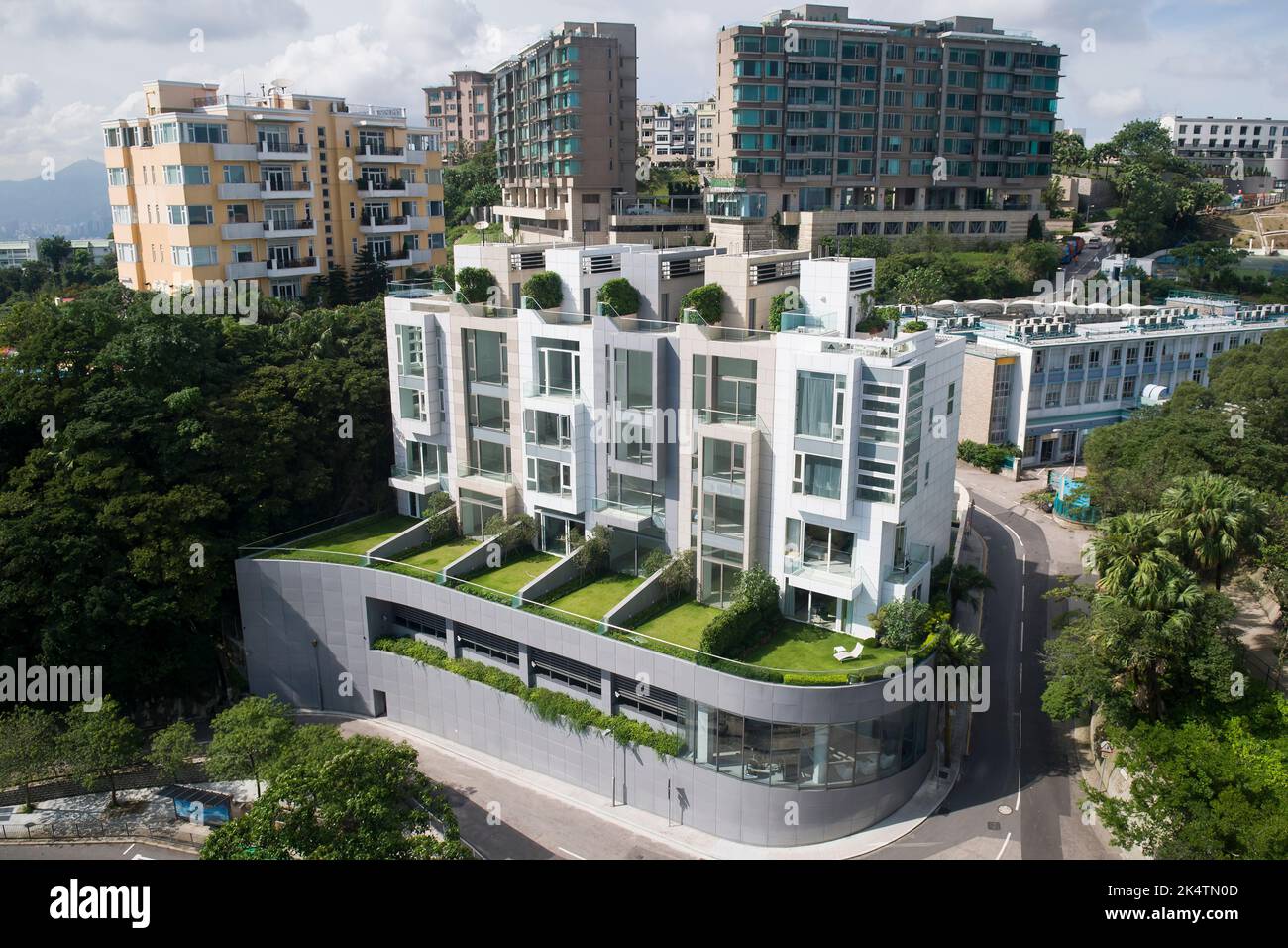 Modreenagh, ein Komplex von Luxushäusern auf dem Peak, Hong Kong Island, mit älteren, mittleren Wohnblocks dahinter, 2009 Stockfoto