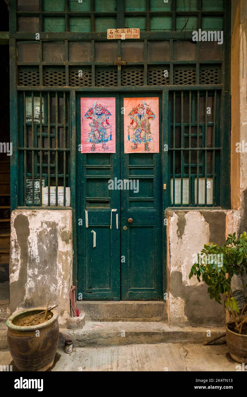 Detail des Eingangs zu einem Geschäft im Blauen Haus, einem erhaltenen 'tong lau' Mietshaus in Wan Chai, Hong Kong Island Stockfoto