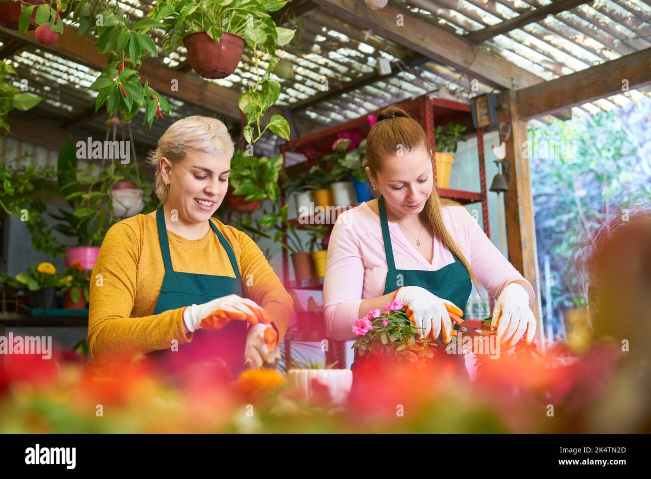 Floristen-Team im Blumenladen oder im Kindergarten Krawatten schneiden Blumen als Blumenstrauß Stockfoto