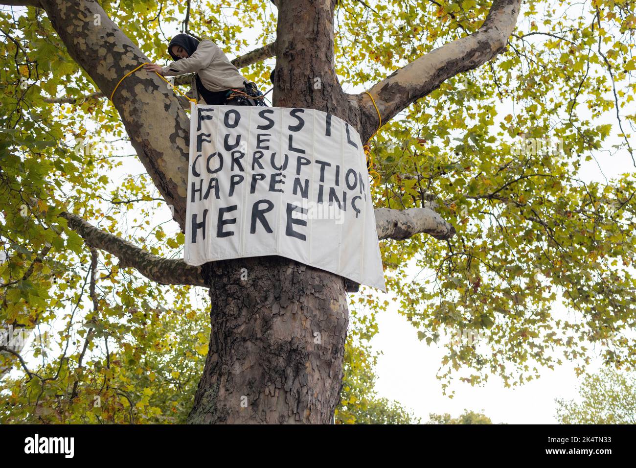 London, England, Großbritannien, 04/10/2022, Eine Koalition von Klimagruppen entgleist den Start des Energy Intelligence Forum (ehemals Oil and Money Forum) mit Straßen- und Türblöcken im Intercontinental Hotel, Park Lane. Die Koalition bestand aus XR Youth, Extinction Rebellion, Money Rebellion, Christian Climate Action, Fossil Free London und Debt for Climate Credit: Denise Laura Baker/Alamy Live News Stockfoto