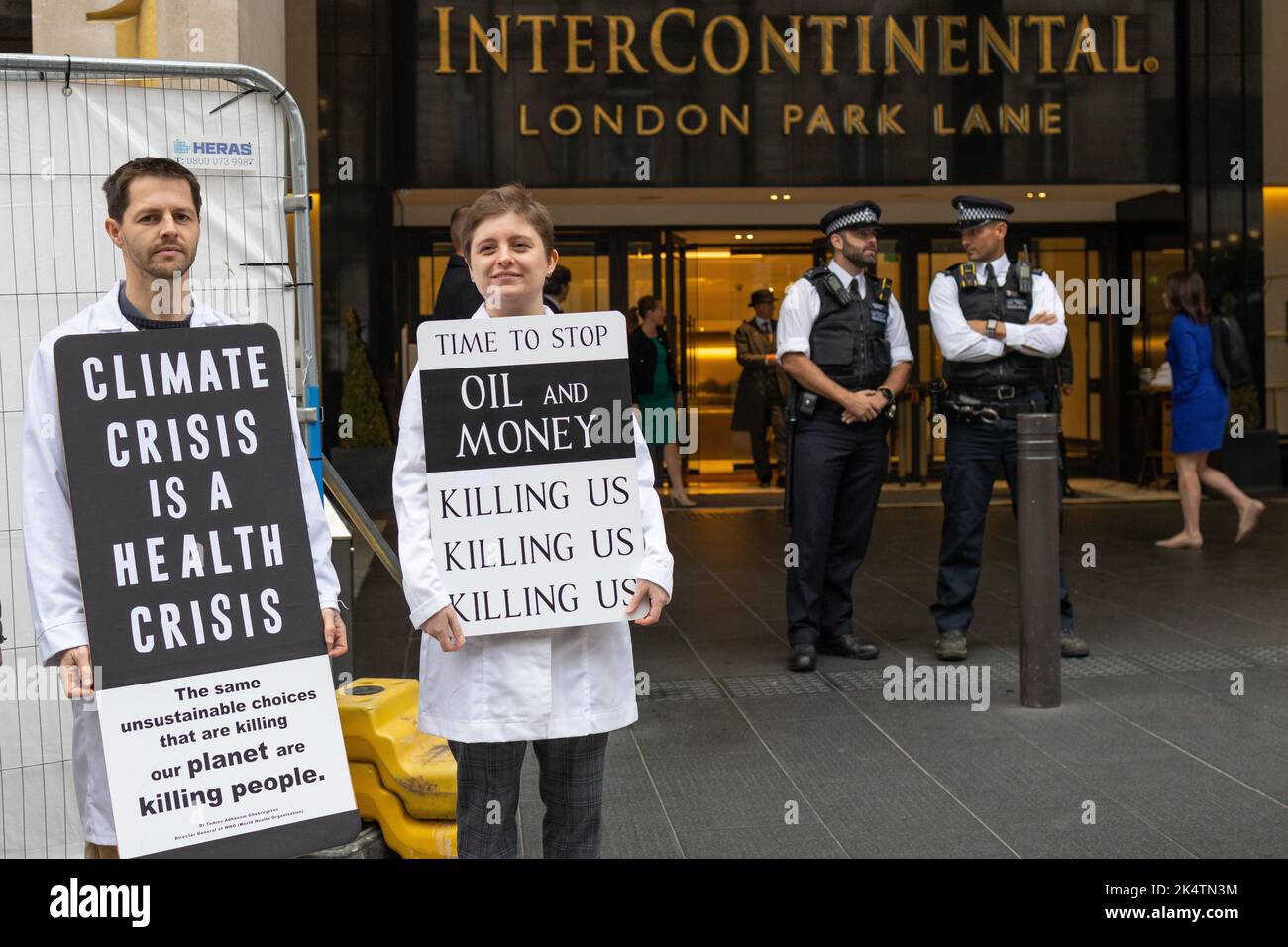 London, England, Großbritannien, 04/10/2022, Eine Koalition von Klimagruppen entgleist den Start des Energy Intelligence Forum (ehemals Oil and Money Forum) mit Straßen- und Türblöcken im Intercontinental Hotel, Park Lane. Die Koalition bestand aus XR Youth, Extinction Rebellion, Money Rebellion, Christian Climate Action, Fossil Free London und Debt for Climate Credit: Denise Laura Baker/Alamy Live News Stockfoto