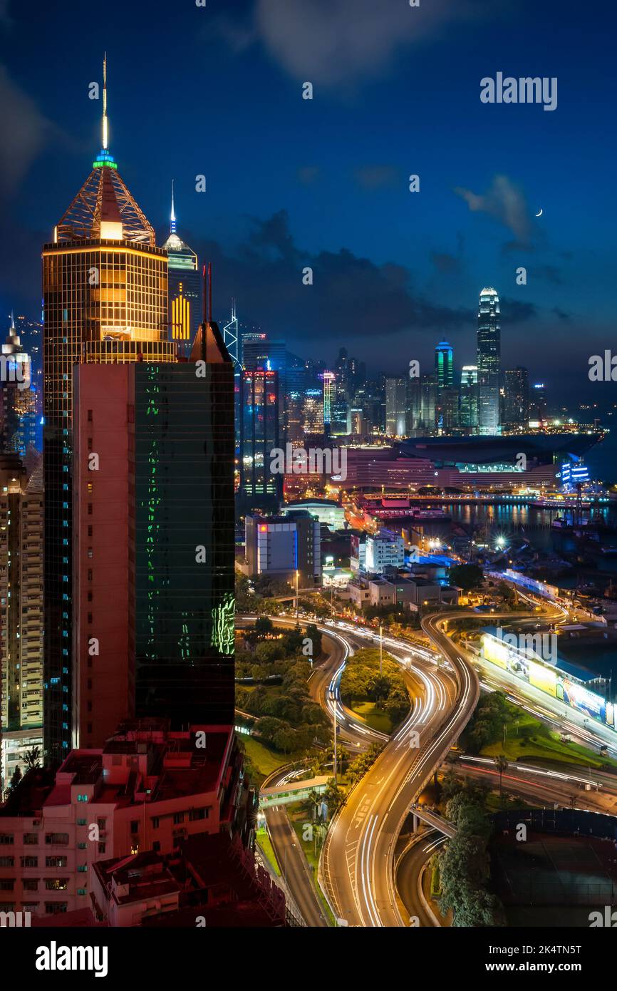 Die kommerziellen Hochhäuser von Causeway Bay, Wan Chai und Central, Hong Kong Island, in der Dämmerung mit Neumond und leichten Wegen von Autos, 2011 Stockfoto