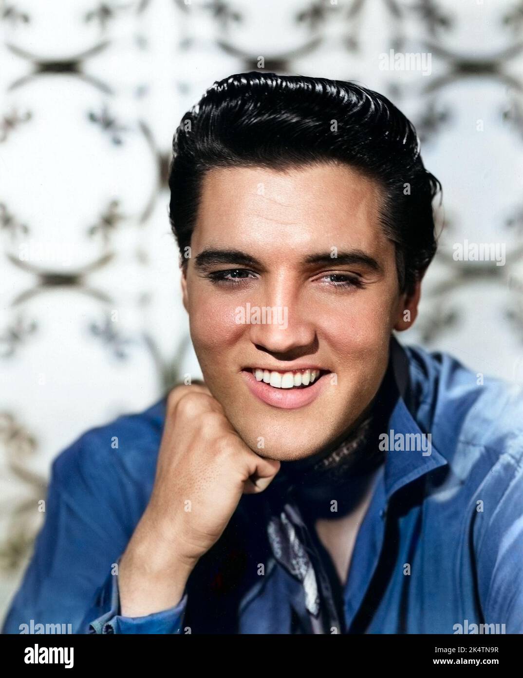 Elvis Presley Portraitfoto. Werbefoto „King Creole“ (Paramount, 1958). Eingefärbt. Stockfoto