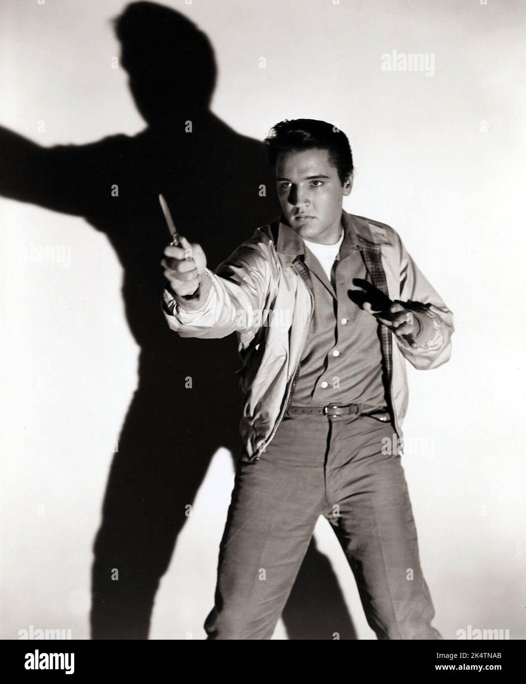 Elvis Presley mit einem Messer. „King Creole“ (Paramount, 1958). Werbefoto. Stockfoto