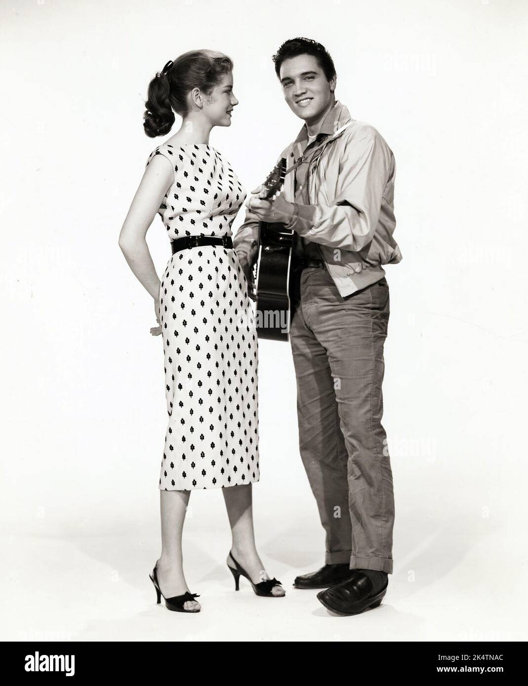 Elvis Presley und Dolores Hart in 'King Creole' (Paramount, 1958) Werbefoto. Stockfoto
