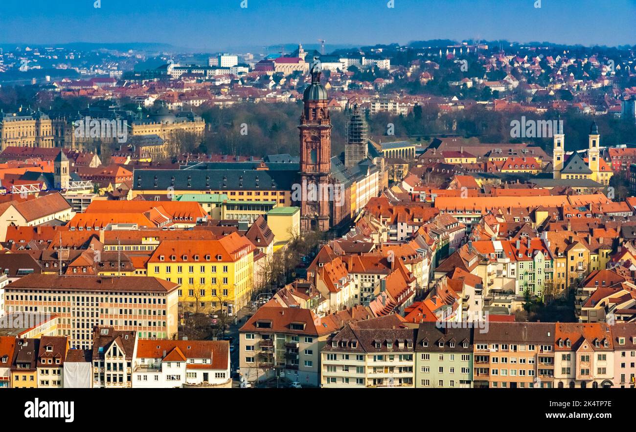 Schöne Panoramasicht auf Würzburg, Deutschland. Der Vorderturm der ehemaligen Universitätskirche Neubaukirche ist der höchste Kirchturm der Stadt. Stockfoto