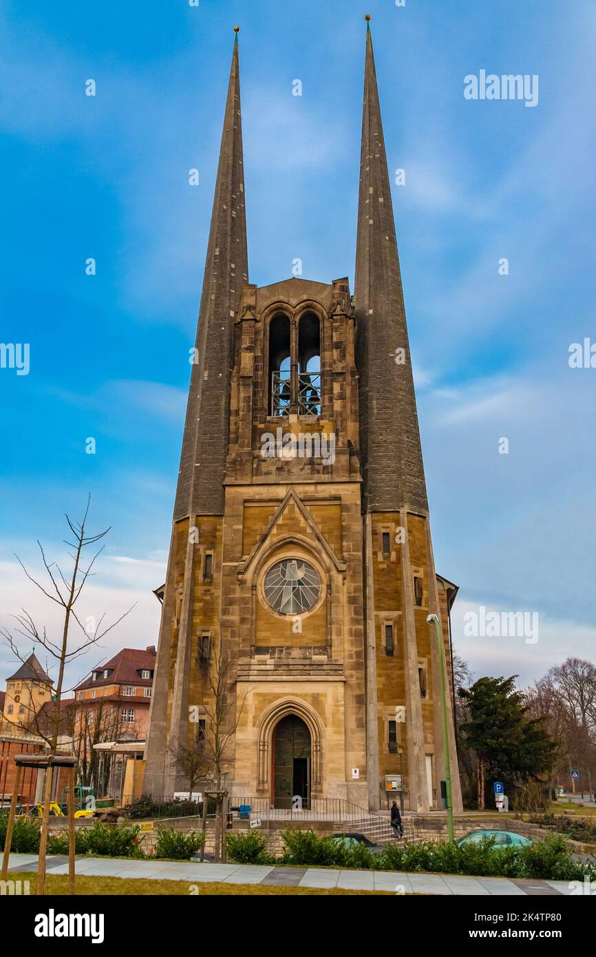 Die Doppelturmfassade der St. John's Church, einer evangelisch-lutherischen Pfarrkirche, die von der evangelischen Gemeinde selbst in Würzburg errichtet wurde. Es... Stockfoto
