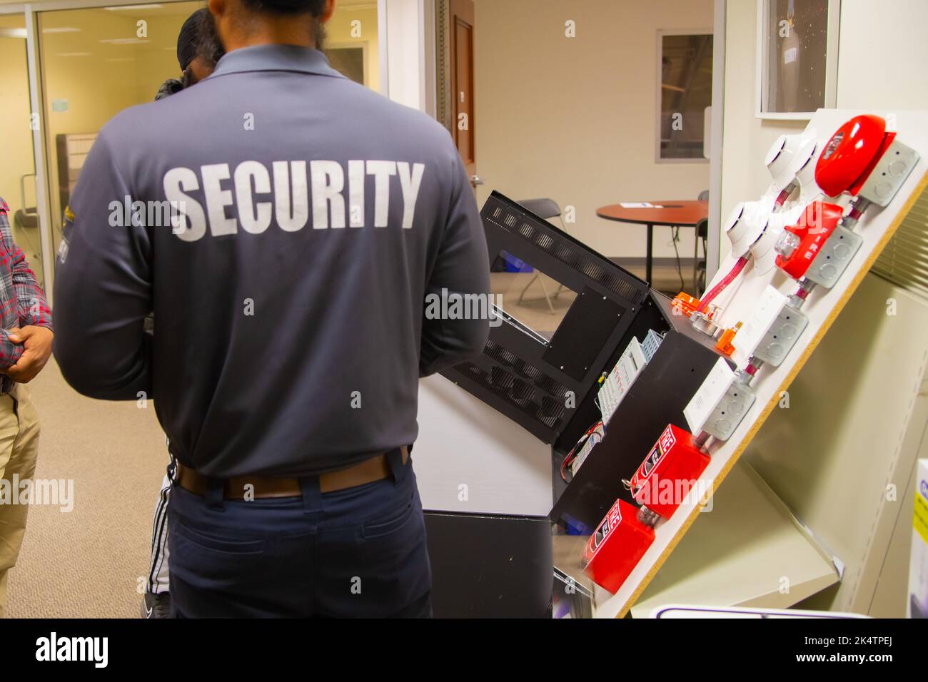 Feueralarm und Scheinsprinkleranlage, die an einer weißen Wand befestigt ist, die für Schulungen verwendet wird Stockfoto