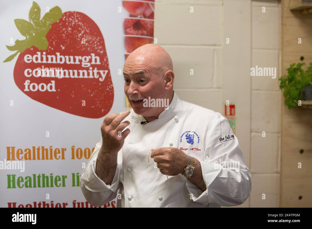 Edinburgh. Schottland. VEREINIGTES KÖNIGREICH. 4.. Oktober 2022. George McIvor, der Vorsitzende des britischen Küchenchefs und Michelin-Stars von Edinburgh, Jeff Bland, ehemaliger Chefkoch im Balmoral Hotel und ehemaliger Blue Peter Presenter, und Chris Collins, der den Kindern der Broughton Primary School dabei half, einen Sturm zu bereiten. Edinburgh Community Food setzt ihre ‘Grow Strong'-Reise fort, um die Kinder von Edinburgh zu ermutigen, Essen anzubauen, zu lernen, woher das Essen kommt und ihre Kirschtomaten-Ernte in eine köstliche Pasta-Sauce zu verwandeln in der Edinburgh Community Food's Kitchen Pic: Pako Mera/Ala Stockfoto