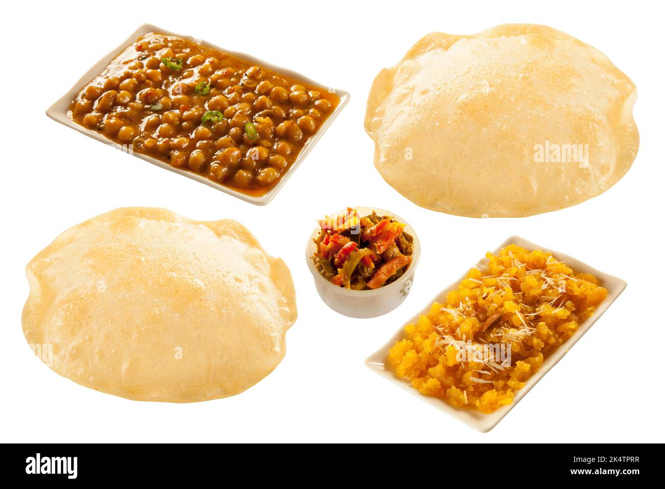 Puri Paratha mit Kichererbsen, Kartoffelpuffer, süßer Halwa und Gurkenscheiben Stockfoto