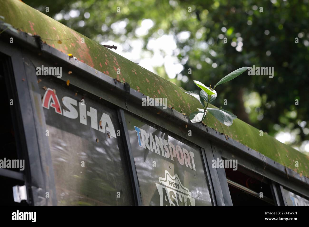 Dhaka, Bangladesch - 04. Oktober 2022: Beschlagnahmt Fahrzeuge wurden unter freiem Himmel auf dem Dumpingplatz der Shahbagh Polizeiwache in Suhra verrotten gelassen Stockfoto
