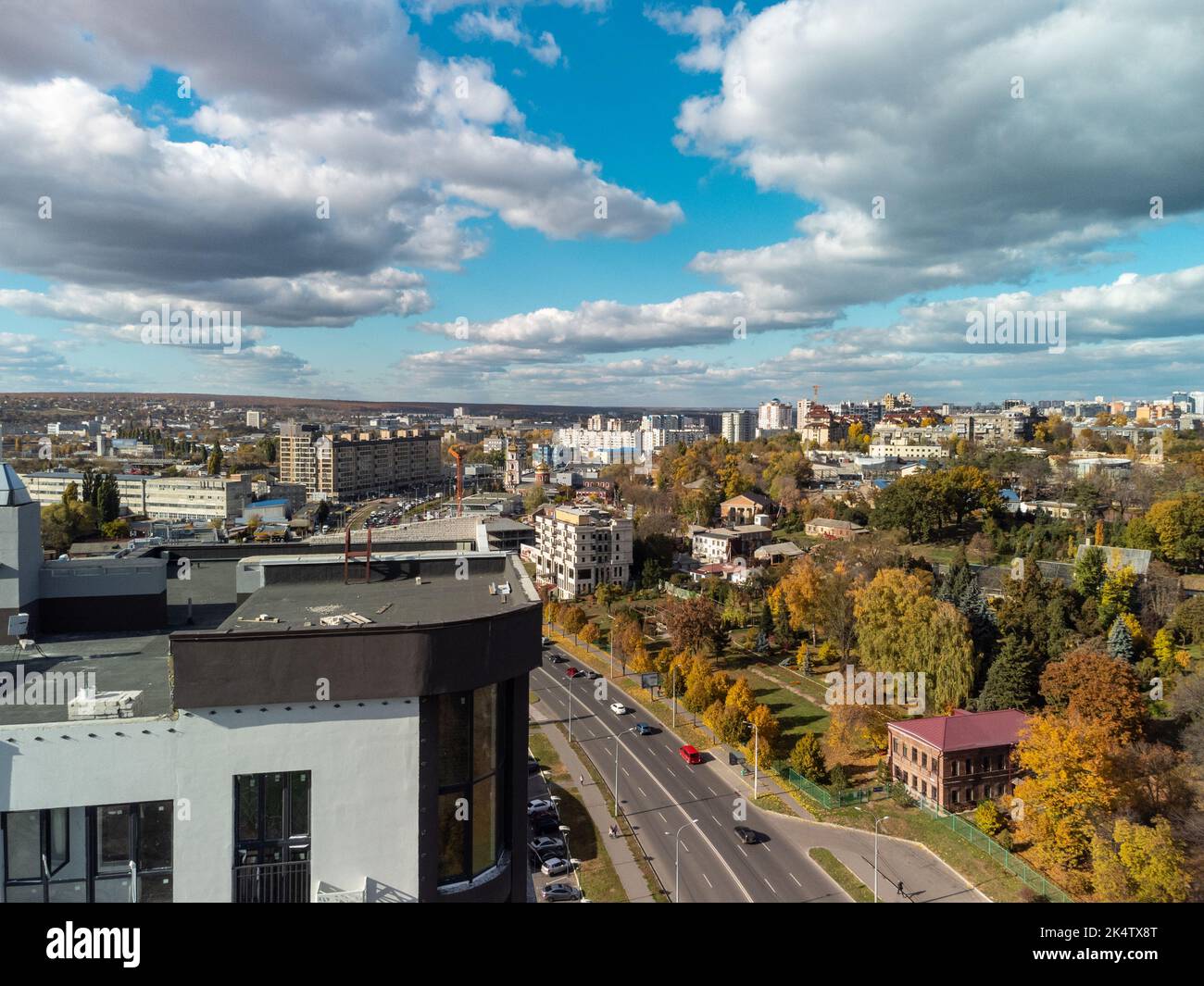 Stadtansicht, moderne neue Wohngebäude im Herbst mit landschaftlich schönem blauen Himmel, sonnige Stadtstraßen in Kharkiv, Ukraine Stockfoto