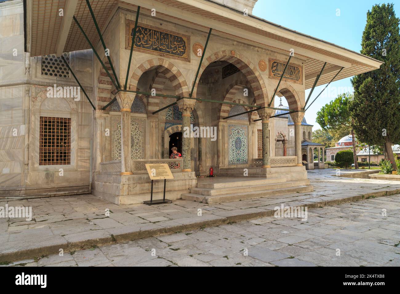 ISTANBUL, TÜRKEI - 13. SEPTEMBER 2017: Es ist das Mausoleum von Sultan Mahmud III. In der Nähe der Mauern der Hagia Sophia. Stockfoto