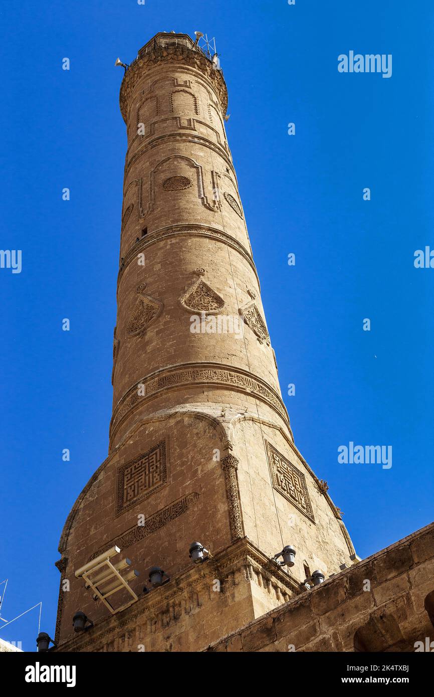 MARDIN, TÜRKEI - 10. OKTOBER 2020: Dies ist das Minarett der Großen Moschee, ein architektonisches Denkmal aus dem 12.. Jahrhundert. Stockfoto