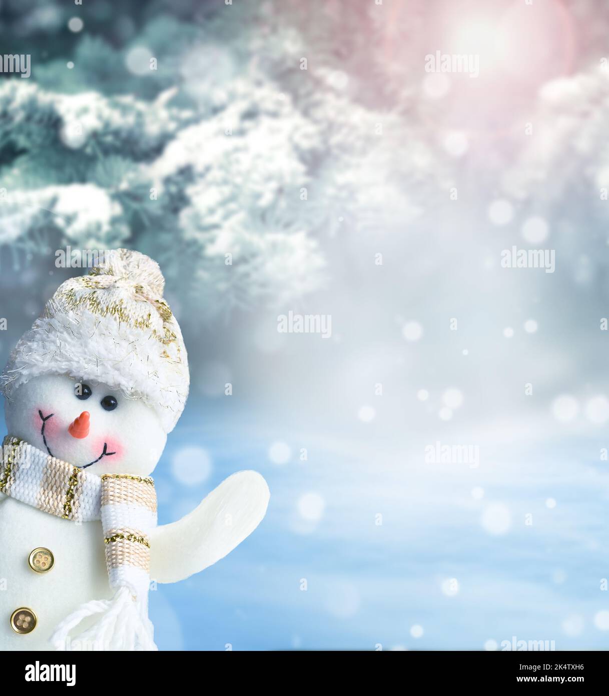 Frohe weihnachten und eine Grußkarte zum guten neuen Jahr. Glücklicher Schneemann steht im Winter weihnachtslandschaft.Schnee Hintergrund Stockfoto