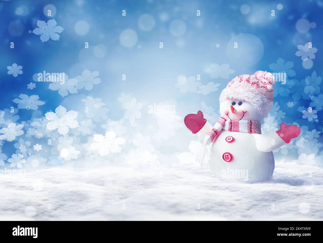 Frohe weihnachten und eine Grußkarte zum guten neuen Jahr. Glücklicher Schneemann steht im Winter weihnachtslandschaft.Schnee Hintergrund Stockfoto