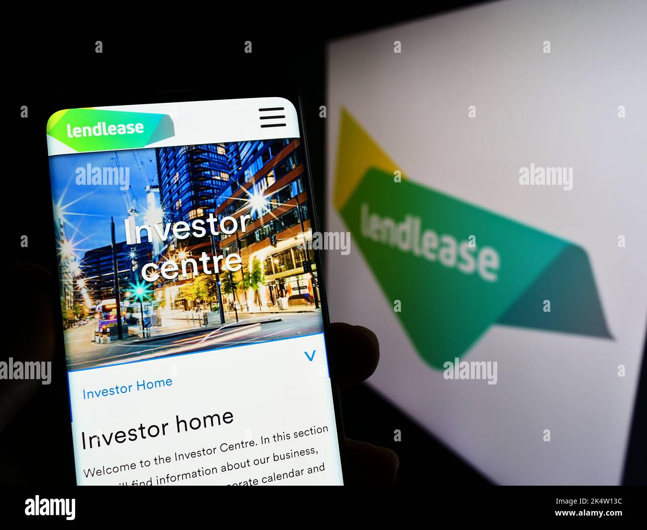 Person, die Smartphone mit Webseite der Immobilienfirma Lendlease Corporation Limited auf dem Bildschirm mit Logo hält. Konzentrieren Sie sich auf die Mitte des Telefondisplays. Stockfoto