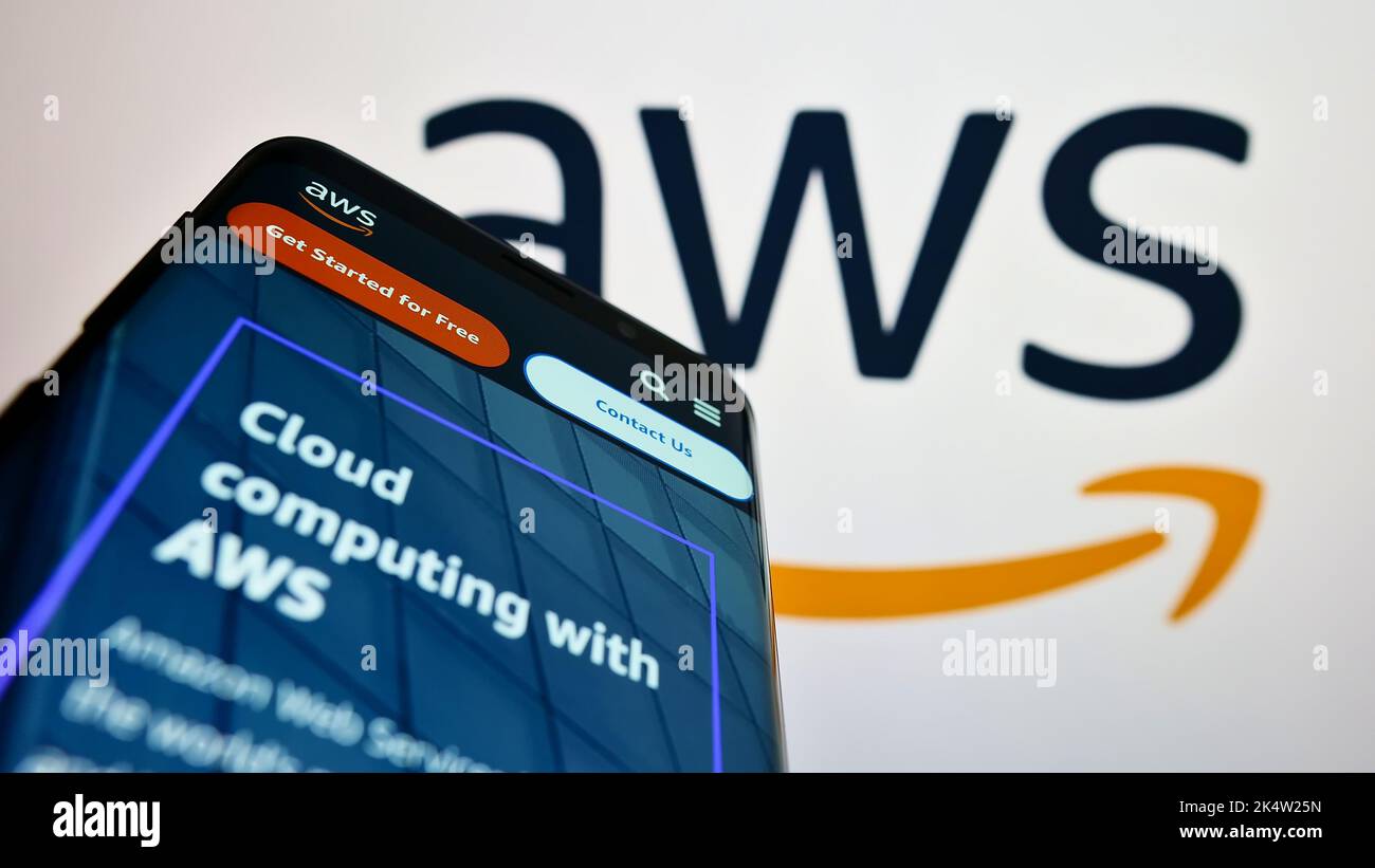 Smartphone mit Webseite des US-Cloud-Unternehmens Amazon Web Services Inc. (AWS) auf dem Bildschirm vor dem Logo. Konzentrieren Sie sich auf die obere linke Seite des Telefondisplays. Stockfoto
