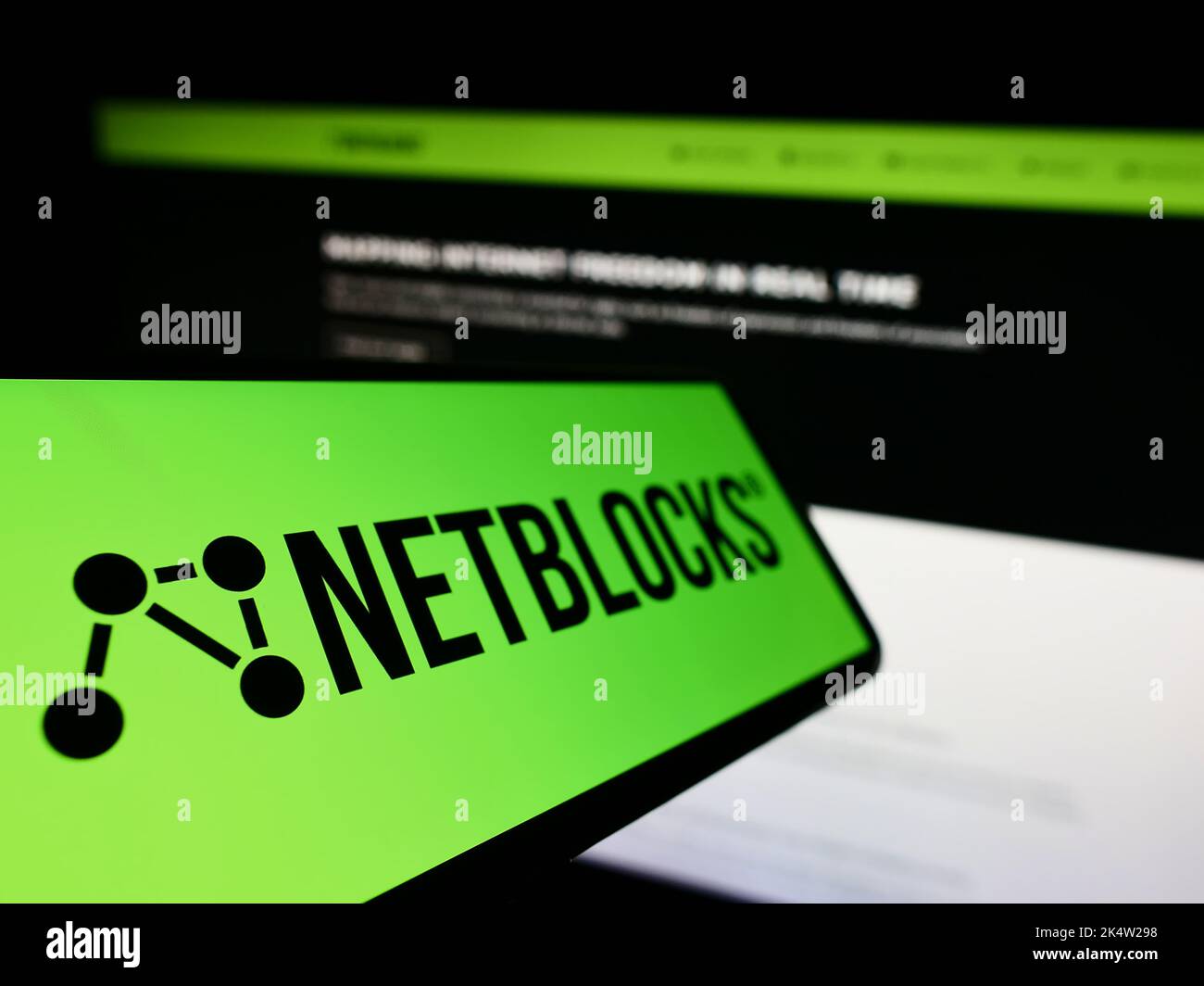 Handy mit Logo der Internet Watchdog NetBlocks Ltd. Auf dem Bildschirm vor der Website. Konzentrieren Sie sich auf die linke Seite des Telefondisplays. Stockfoto