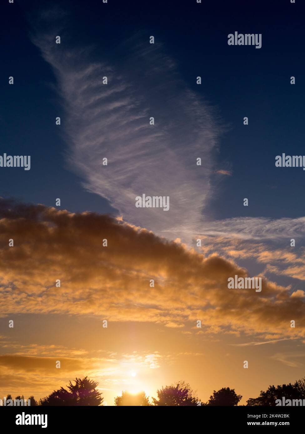 Warum schauen die Menschen nicht öfter in den Himmel? Jeder Sky vista ist einzigartig und wird schließlich nur einmal passieren. Wie dieser spektakuläre Herbstdämmerung Himmel Stockfoto