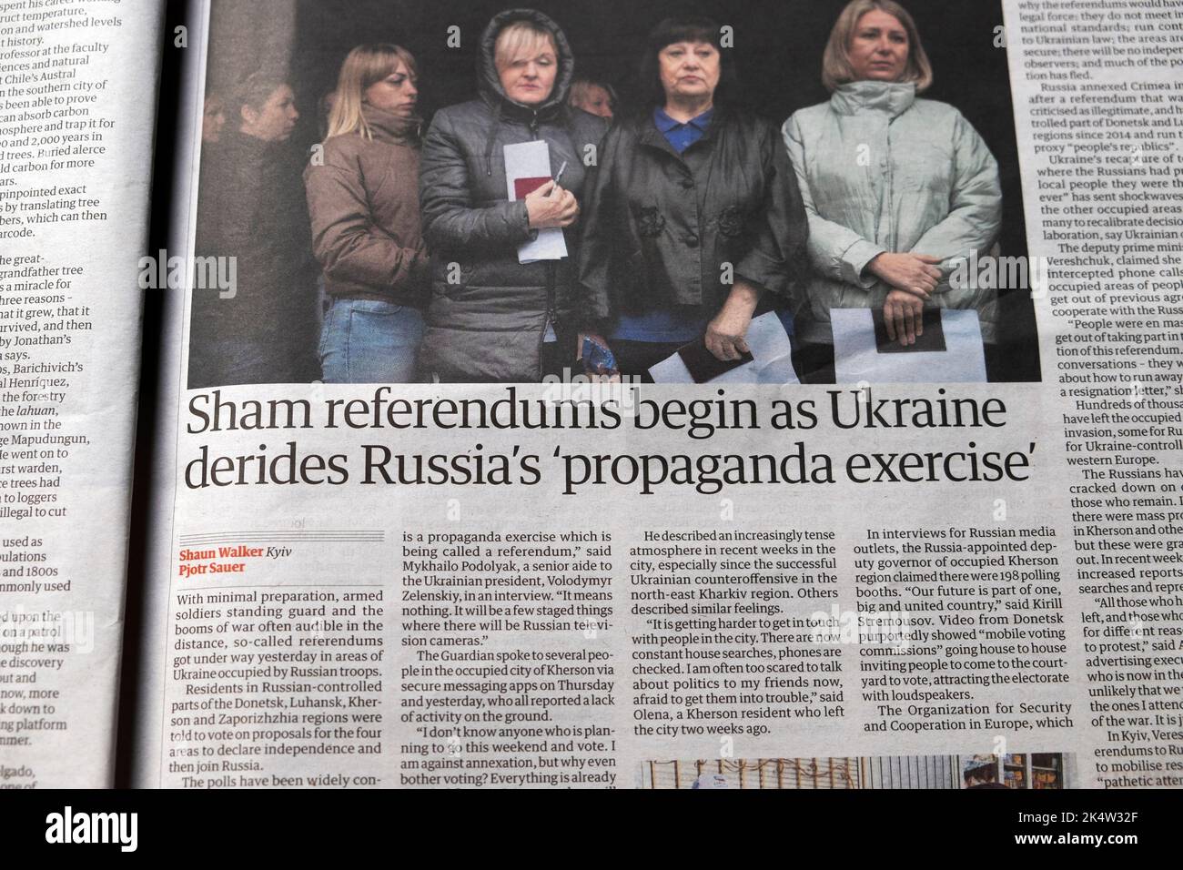 'Scheinreferenden beginnen, wenn die Ukraine Russlands Propagandaübung verhöhnt' Guardian Zeitung Russland Ukraine Kriegsartikel Clipping 24. September 2022 Großbritannien Stockfoto