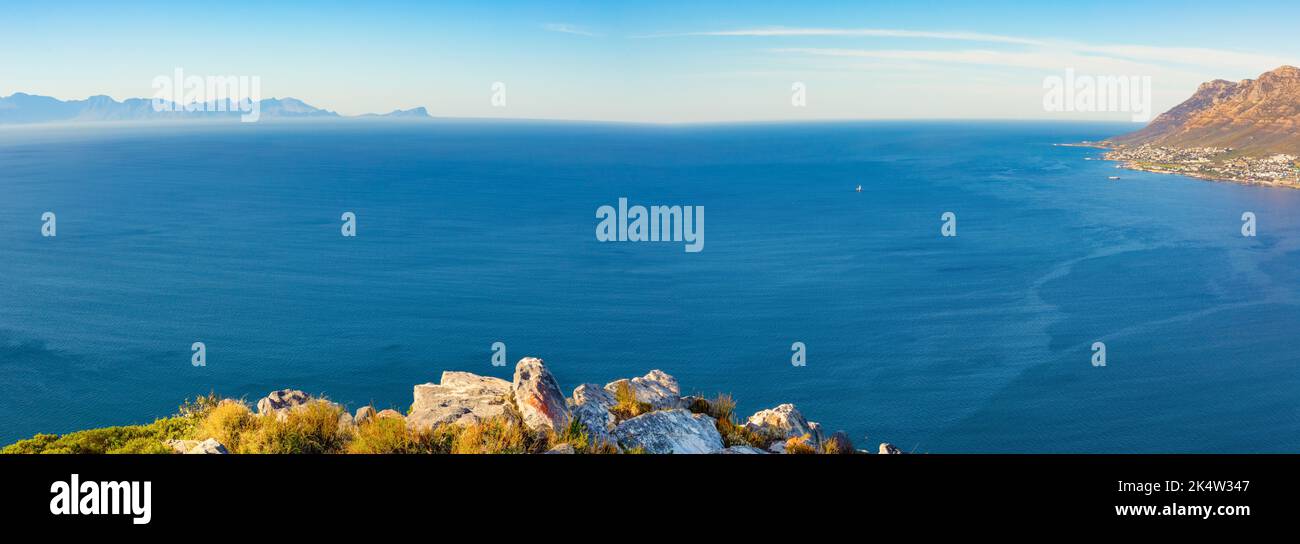 Küstengebirgslandschaft mit Fynbos-Flora in Kapstadt, Südafrika Stockfoto