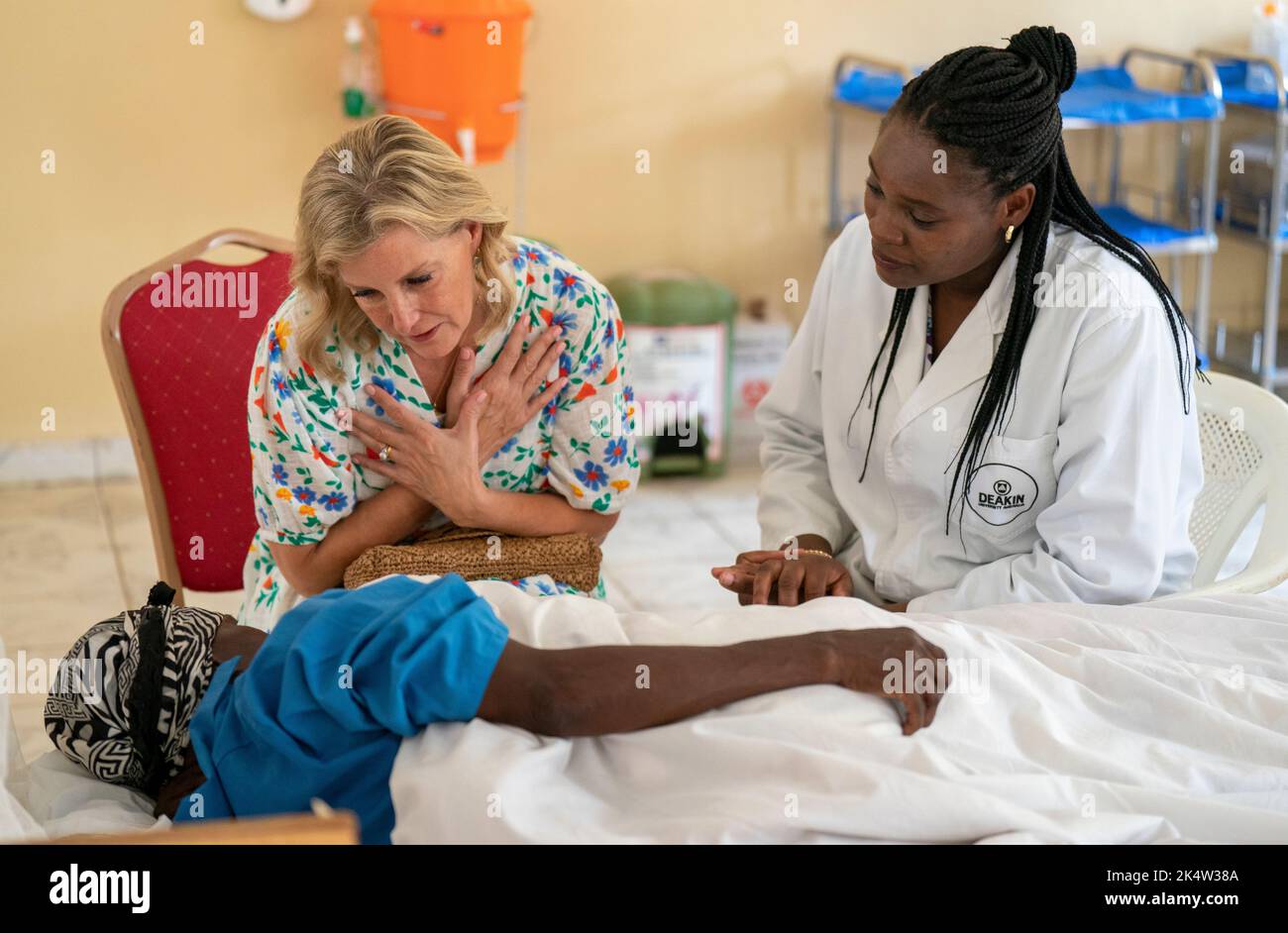 Die Gräfin von Wessex trifft medizinisches Personal und Überlebende auf einer Station nach der Operation im Krankenhaus Panzi, Bukavu, Provinz Süd-Kivu. Bilddatum: Dienstag, 4. Oktober 2022. Stockfoto