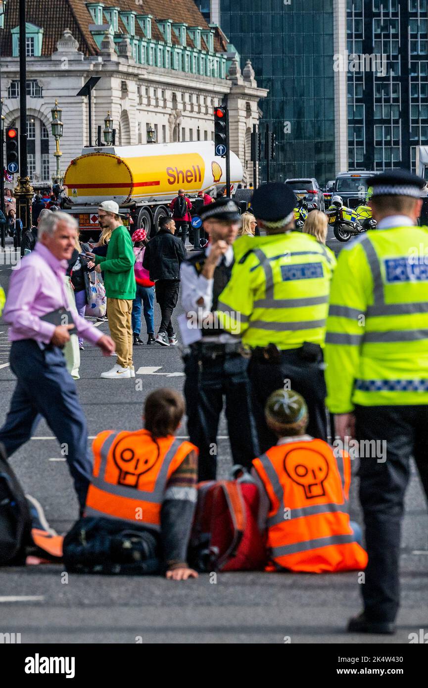 London, Großbritannien. 4. Oktober 2022. Ein Shell-Tanker ist gezwungen, über die Westminster Bridge abzulenken - nur Öl stoppen Fortsetzung eines, möglicherweise unbestimmten, täglichen Protests in Westminster mit dem Ziel, die Regierung dazu zu bringen, alle neuen Ölfelder zu stoppen. Sie marschieren von der Downing Street zum Parliament Square und blockieren ihn für kurze Zeit dem Verkehr. Kredit: Guy Bell/Alamy Live Nachrichten Stockfoto