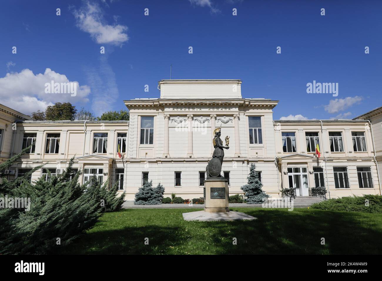 Bukarest, Rumänien - 4. Oktober 2022: Das Gebäude der Rumänischen Akademie, mit der Statue von Athene Nike vor dem Gebäude. Stockfoto