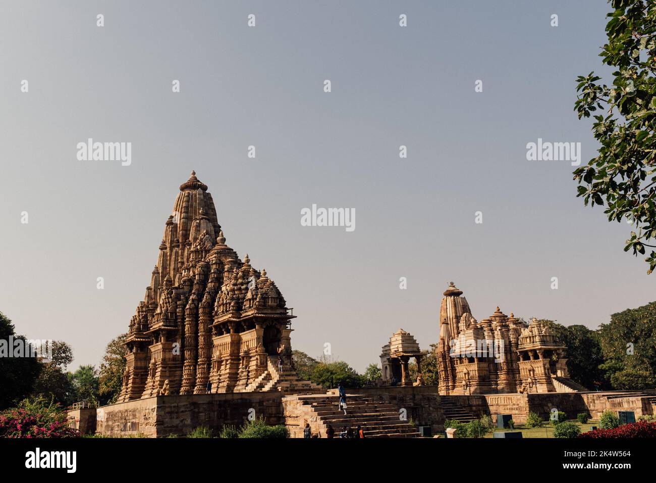 Eine schöne Aufnahme der Tempel der Khajuraho-Gruppe von Denkmälern in Chhatarpur, Indien Stockfoto