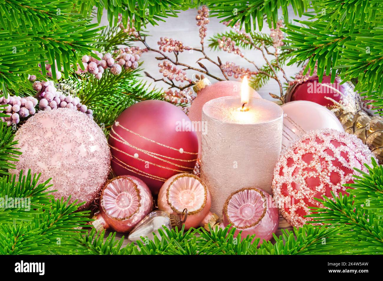 Weihnachtsdekoration mit Kerze, Tannenzweigen und Kugeln Stockfoto