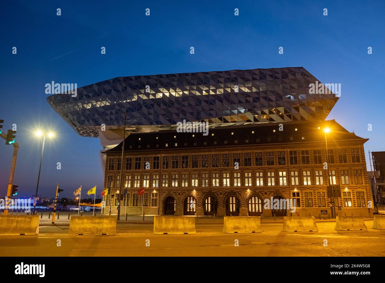 ANTWERPEN, BELGIEN, 04 20 2022, das moderne architektonische Wahrzeichen als Hafenhaus des Antwerp-Brügge Hafens im Stadtzentrum von Antwerpen, entworfen von der berühmten Architektin Zaha Hadid. Hochwertige Fotos Stockfoto