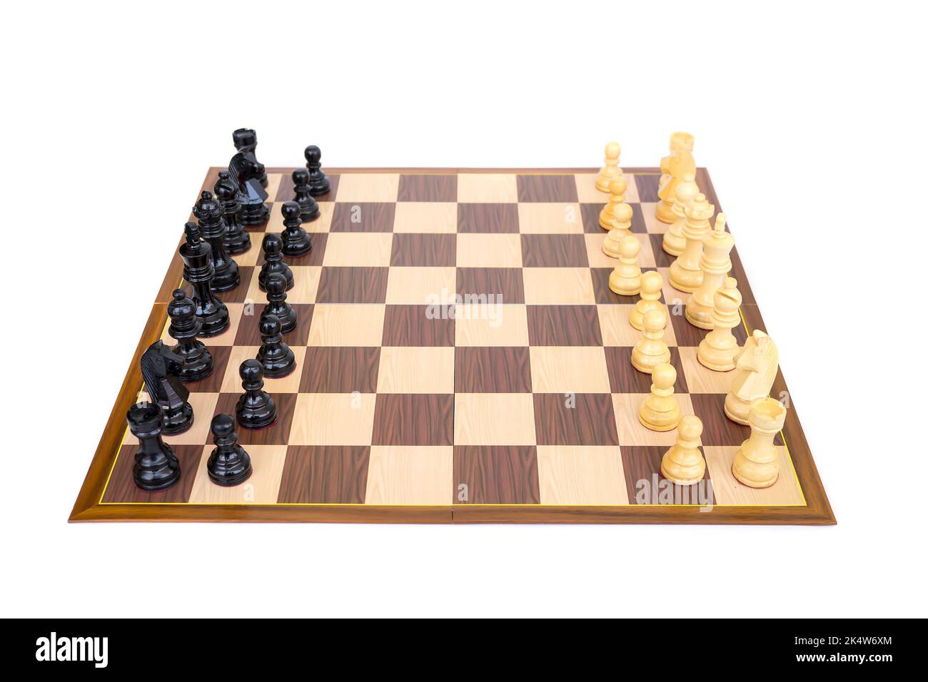 Schachbrett und alle hölzernen Schachfiguren auf weißem Hintergrund. Stockfoto