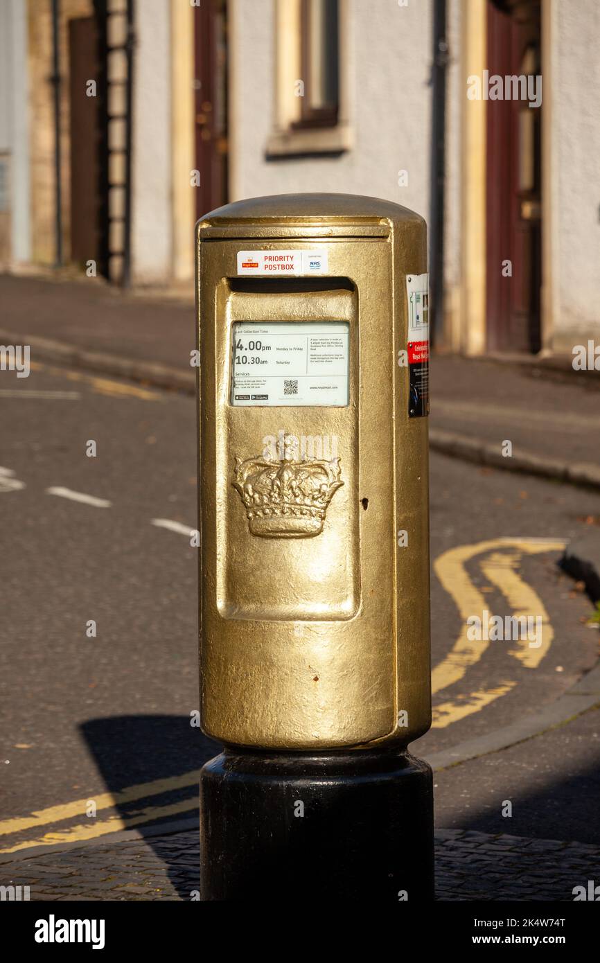 Der goldfarbene Postkasten feiert Andy Murrays olympischen Goldmedaillengewinn in Dunblane, Perthshire, Schottland Stockfoto