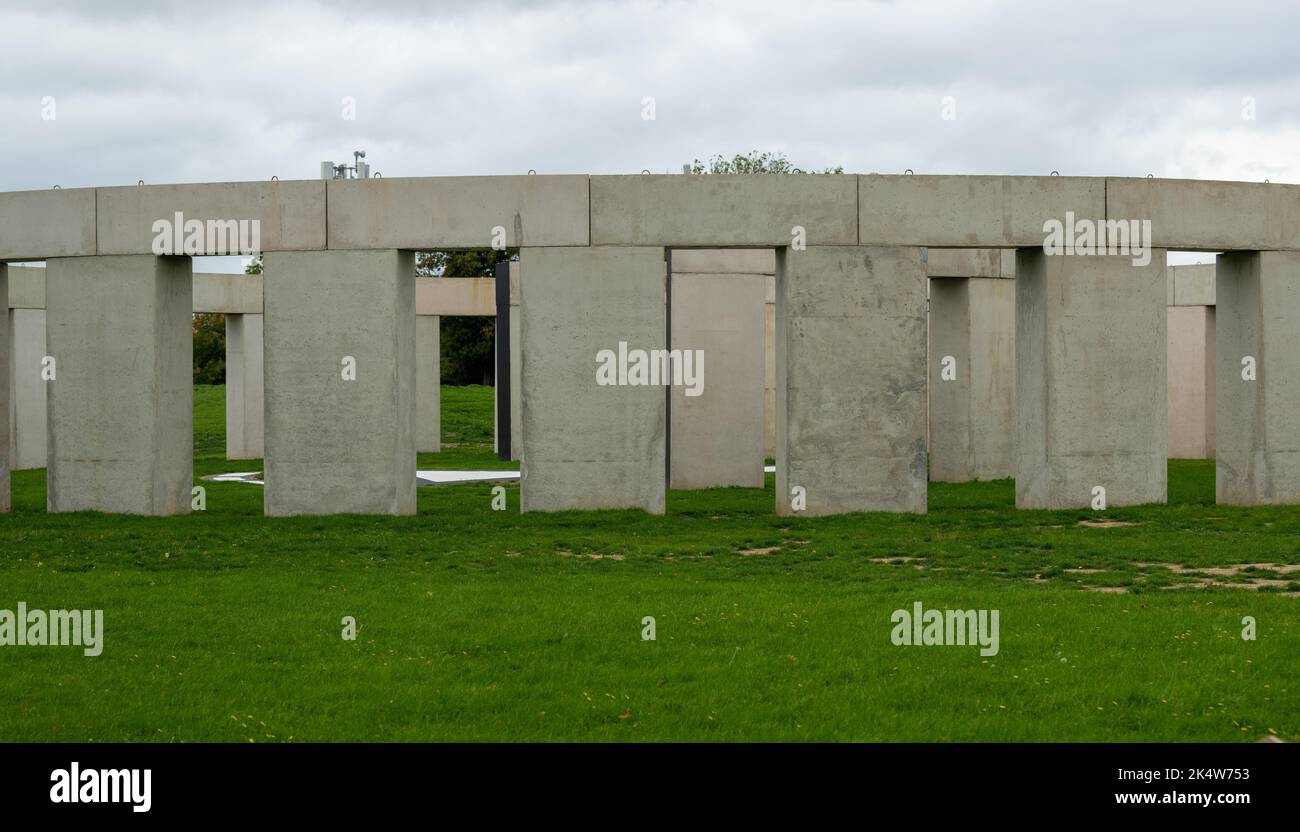 Brentwood Essex 4. Oct 2022 der Brentwood Brough Council hat eine rückwirkende Planungsgenehmigung erteilt, die es einer Skulptur im Stonehenge-Stil, bekannt als Unhenged, erlaubt, zu bleiben, damit sie für den Turner Prize gewonnen werden kann. Es wurde von Joe McNamara als Warnung vor dem Klimawandel gebaut. (Hinweis: Die Bilder wurden vom öffentlichen Fußweg auf dem Gelände aufgenommen). Kredit: Ian Davidson/Alamy Live Nachrichten Stockfoto