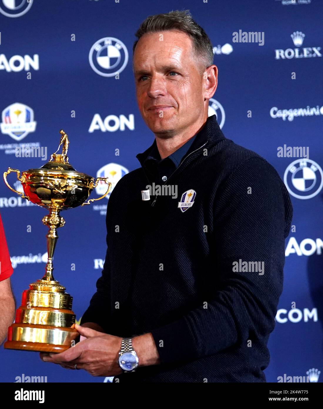 Luke Donald, Kapitän des Europäischen Ryder Cups, mit der Trophäe des