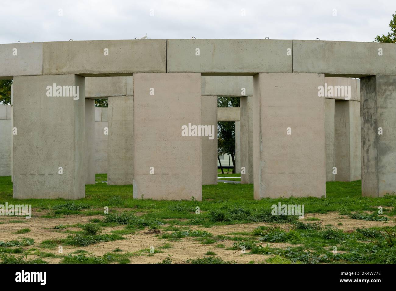 Brentwood Essex 4. Oct 2022 der Brentwood Brough Council hat eine rückwirkende Planungsgenehmigung erteilt, die es einer Skulptur im Stonehenge-Stil, bekannt als Unhenged, erlaubt, zu bleiben, damit sie für den Turner Prize gewonnen werden kann. Es wurde von Joe McNamara als Warnung vor dem Klimawandel gebaut. (Hinweis: Die Bilder wurden vom öffentlichen Fußweg auf dem Gelände aufgenommen). Kredit: Ian Davidson/Alamy Live Nachrichten Stockfoto