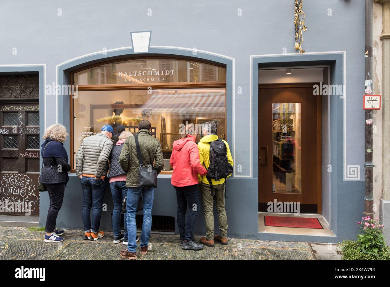 In der Schusterstraße in der historischen Stadt Freiburg im Breisgau, Baden-Wuerttember, stehen Menschen vor dem Schaufenster des Goldschmieds Kaltschmidt Stockfoto