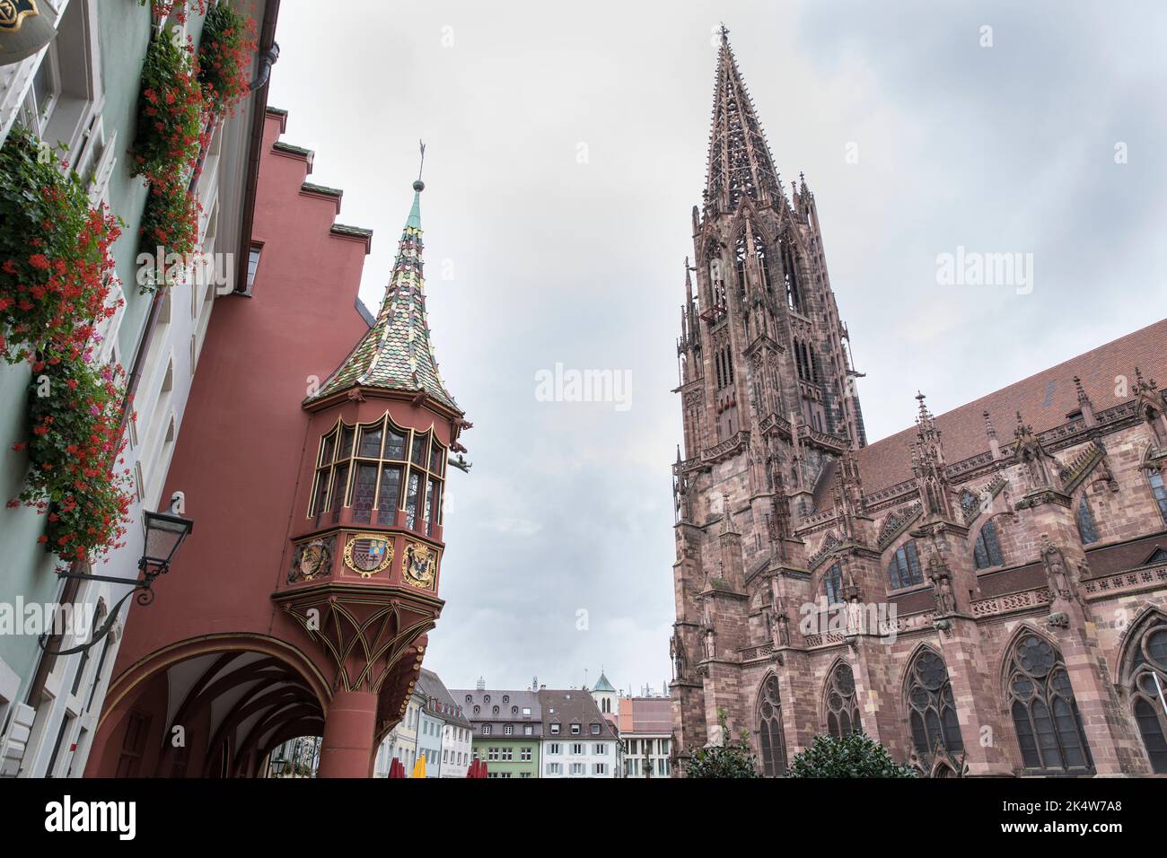 Historisches Kaufhaus und Freiburger Münster, Dom, Freiburg im Breisgau, Baden-Württemberg, Deutschland. Historisches Kaufhaus und Freiburger Münster, K Stockfoto