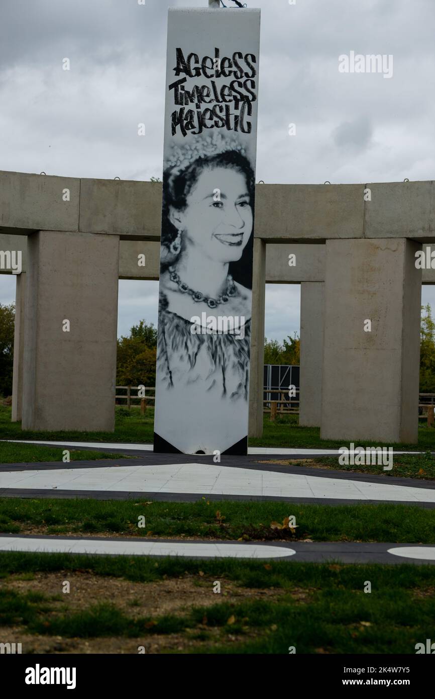 Brentwood Essex 4. Oct 2022 der Brentwood Brough Council hat eine rückwirkende Planungsgenehmigung erteilt, die es einer Skulptur im Stonehenge-Stil, bekannt als Unhenged, erlaubt, zu bleiben, damit sie für den Turner Prize gewonnen werden kann. Es wurde von Joe McNamara als Warnung vor dem Klimawandel gebaut. (Hinweis: Die Bilder wurden vom öffentlichen Fußweg auf dem Gelände aufgenommen). Kredit: Ian Davidson/Alamy Live Nachrichten Stockfoto