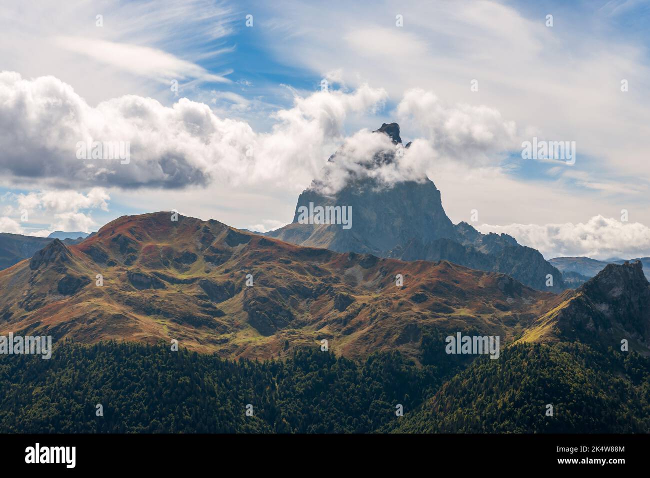 Der Pic du Midi d'Ossau, versteckt hinter einigen Wolken, gipfelt auf 2884 Metern westlich der französischen Pyrenäen Stockfoto