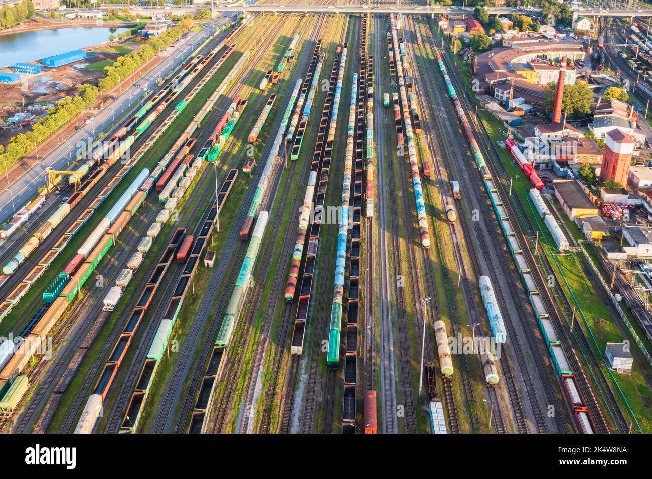 Züge von oben. Antenne Draufsicht auf die Eisenbahn zylindrische Tank-Container Rail way. Gestreifte kreative Vertretung der Transportindustrie. Railr Stockfoto