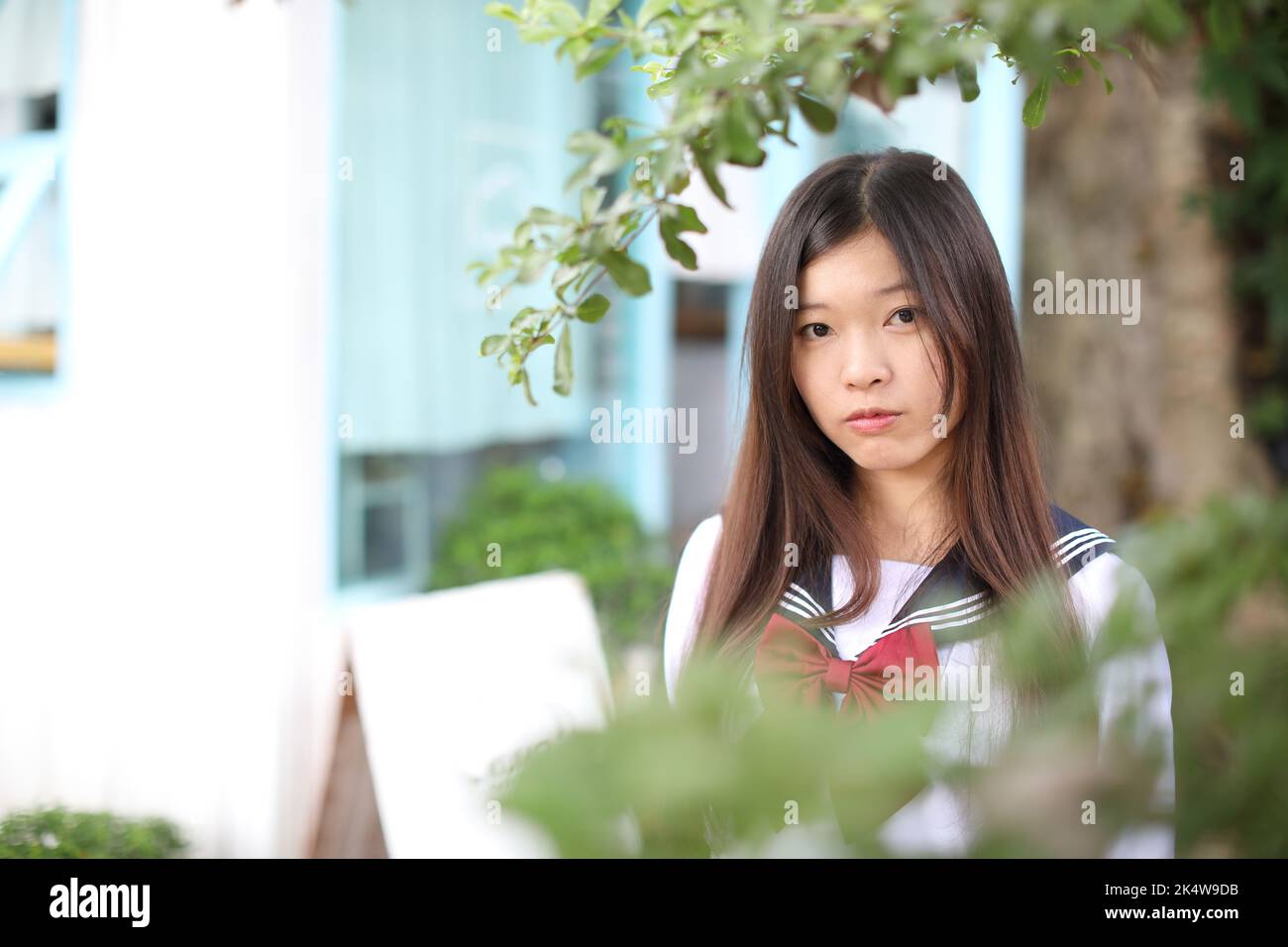 Japanische Schule Mädchen in lokalen Coffee Shop Stockfoto