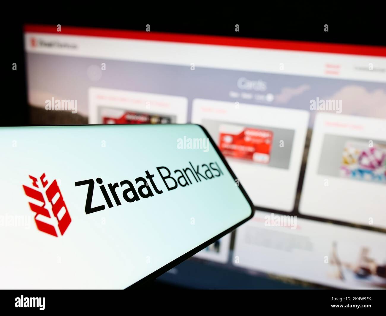 Mobiltelefon mit Logo des türkischen Finanzdienstleisters Ziraat Bank auf dem Bildschirm vor der Website. Konzentrieren Sie sich auf die Mitte links des Telefondisplays. Stockfoto