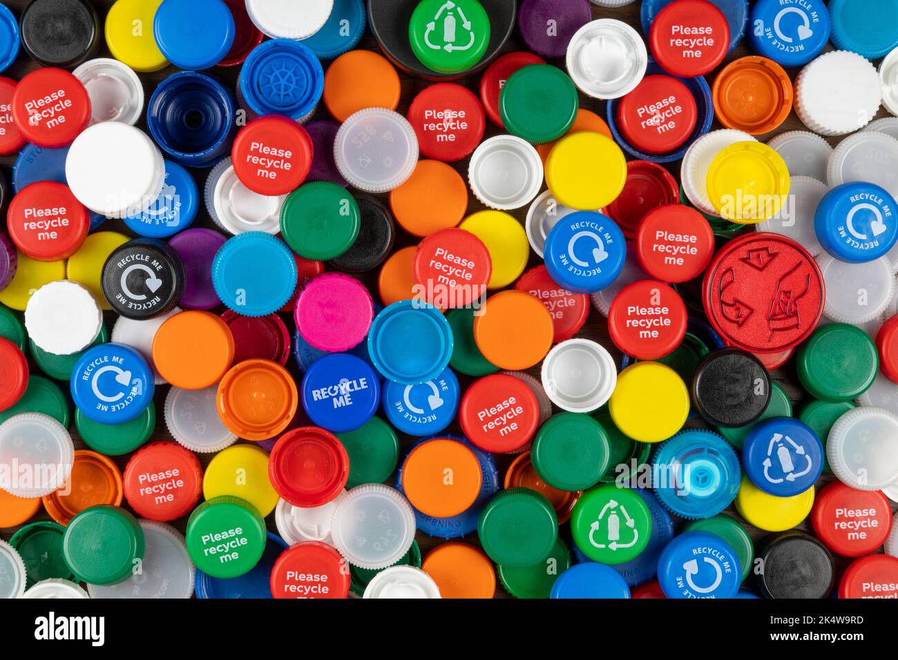 Bunte Plastikflaschen-Kappen zum Recycling. Stockfoto