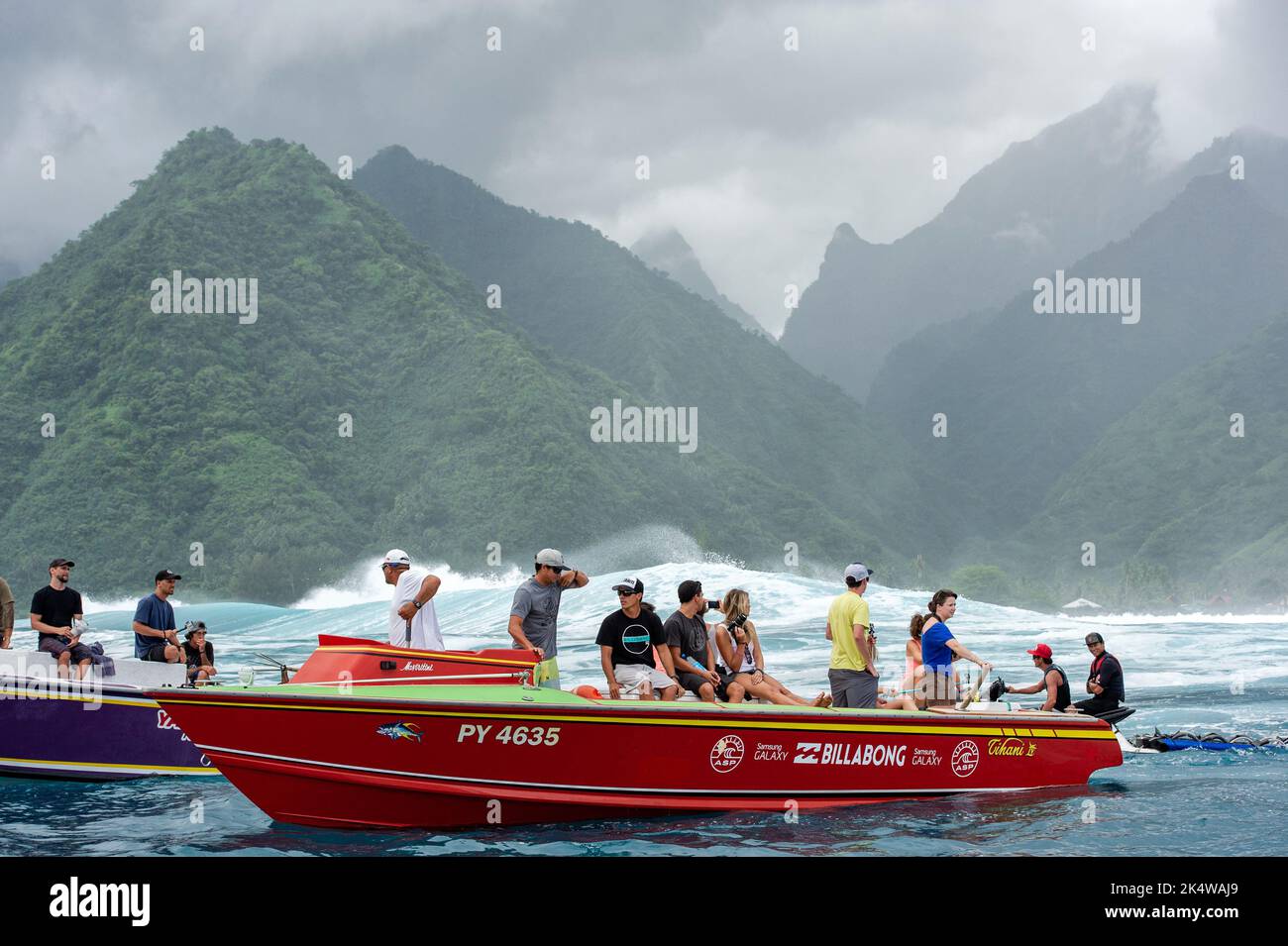 SURFEN Einheimische Fischer sind die besten Piloten auf Teahupoo für Medienleute und Zuschauer. Teahupoo während eines großen Anschwungs am 12. September 2014 im Teahupoo in Tahiti, Französisch-Polynesien - Foto Julien Girardot / DPPI Stockfoto