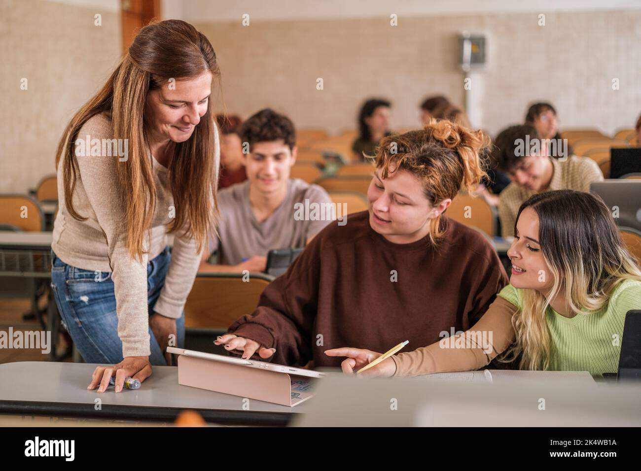 Universitätsprofessorin löst die Zweifel ihrer Studenten im multikulturellen Klassenzimmer Stockfoto
