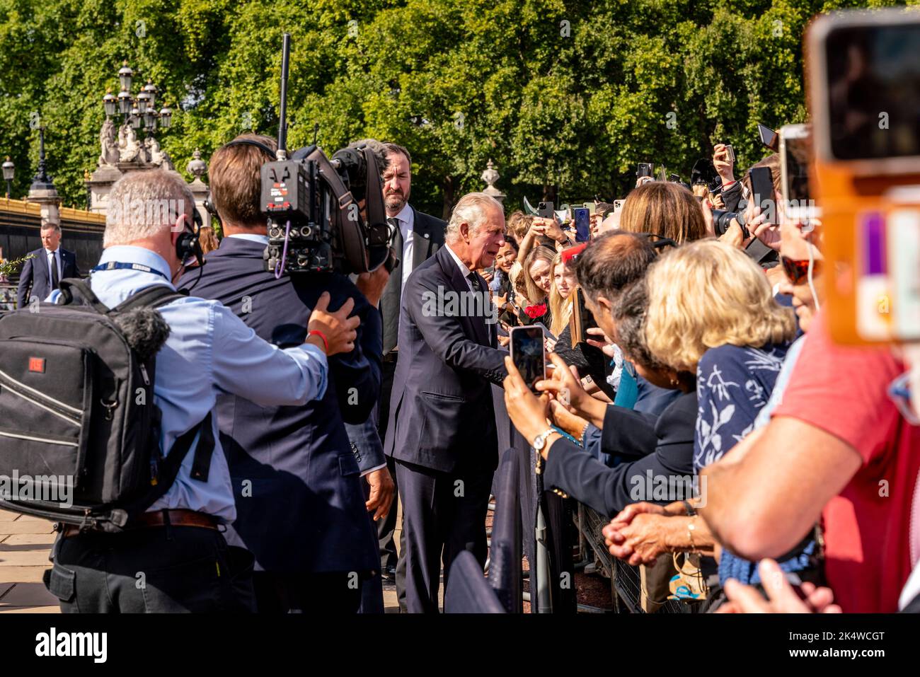 Der Tag nach dem Vergehen von Königin Elizabeth II. Ihr Sohn, König Charles III., kommt am Buckingham Palace an, um die Menschenmassen in London, Großbritannien, zu begrüßen. Stockfoto