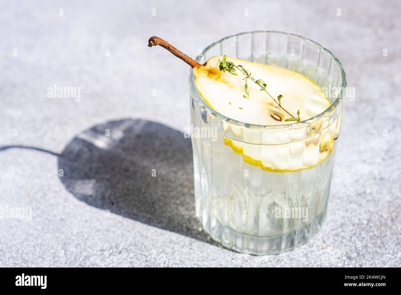 Birne Wodka und Tonic mit frischer Birne und Thymian Stockfoto