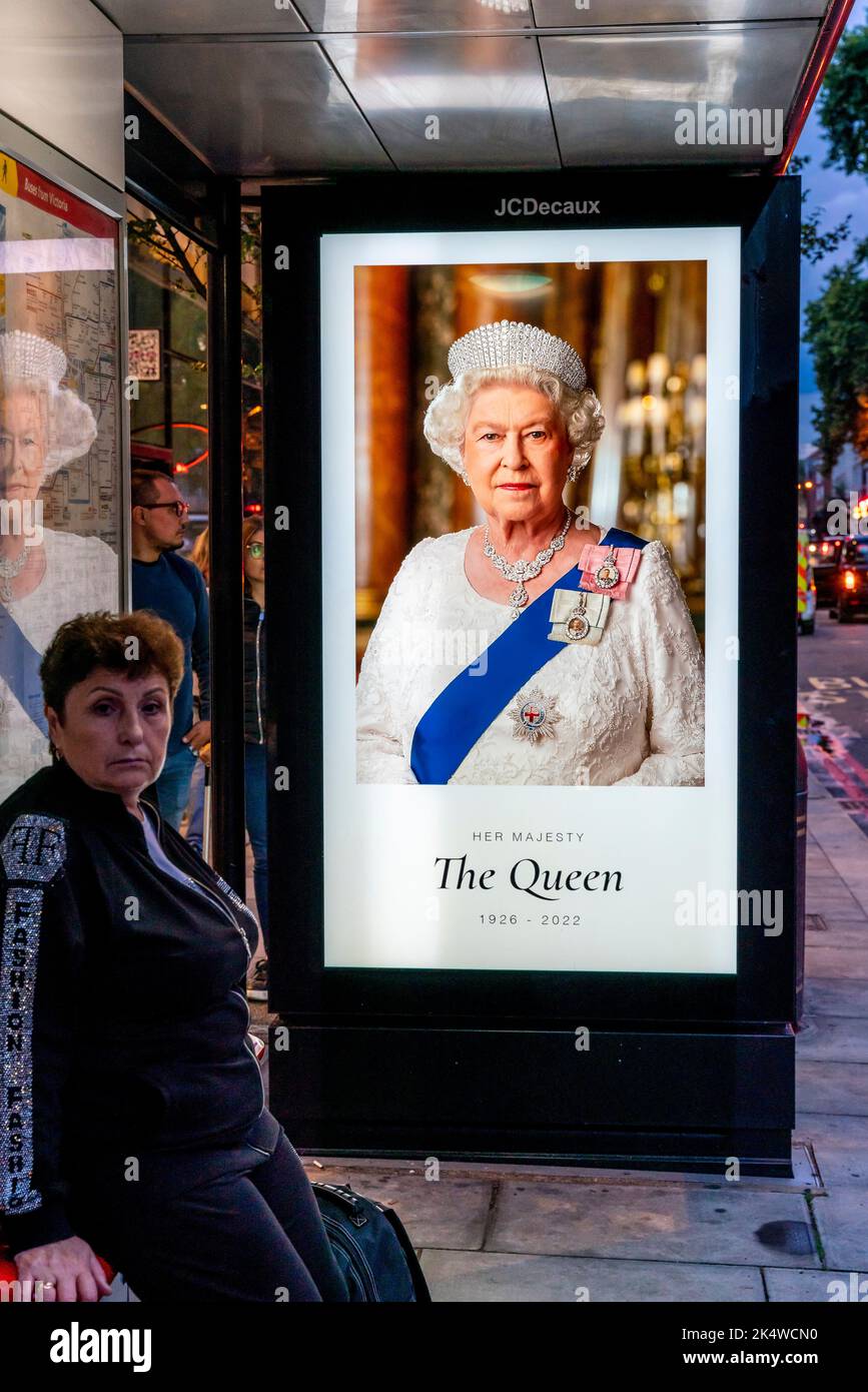 Der Tag nach dem Vergehen von Queen Elizabeth II. Eine Hommage an die Queen ist auf der Seite Einer Londoner Bushaltestelle in der Nähe des Buckingham Palace, London, Großbritannien, zu sehen. Stockfoto